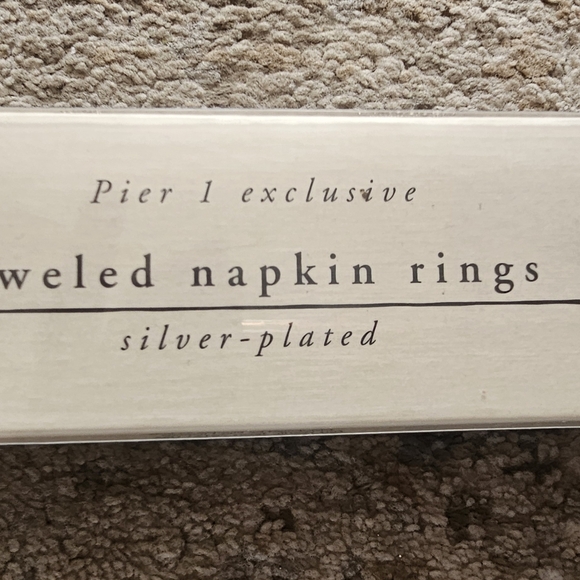4 PIER 1 IMPORTS JEWELED SILVER PLATED ROUND NAPKIN RINGS - Picture 3 of 8